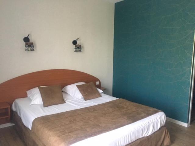 Logis Hotel Les 3 Marchands Bressuire Luaran gambar
